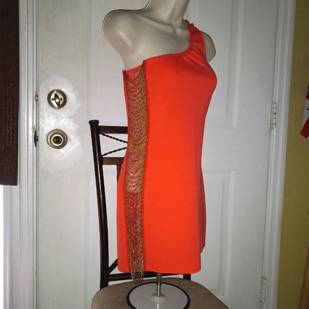 Gorgeous dress with chain side